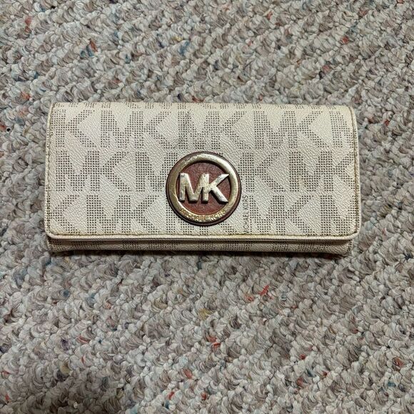 Michael Kors Vanilla/Beige Signature Canvas Fulton Flap Continental Wallet - Picture 1 of 14